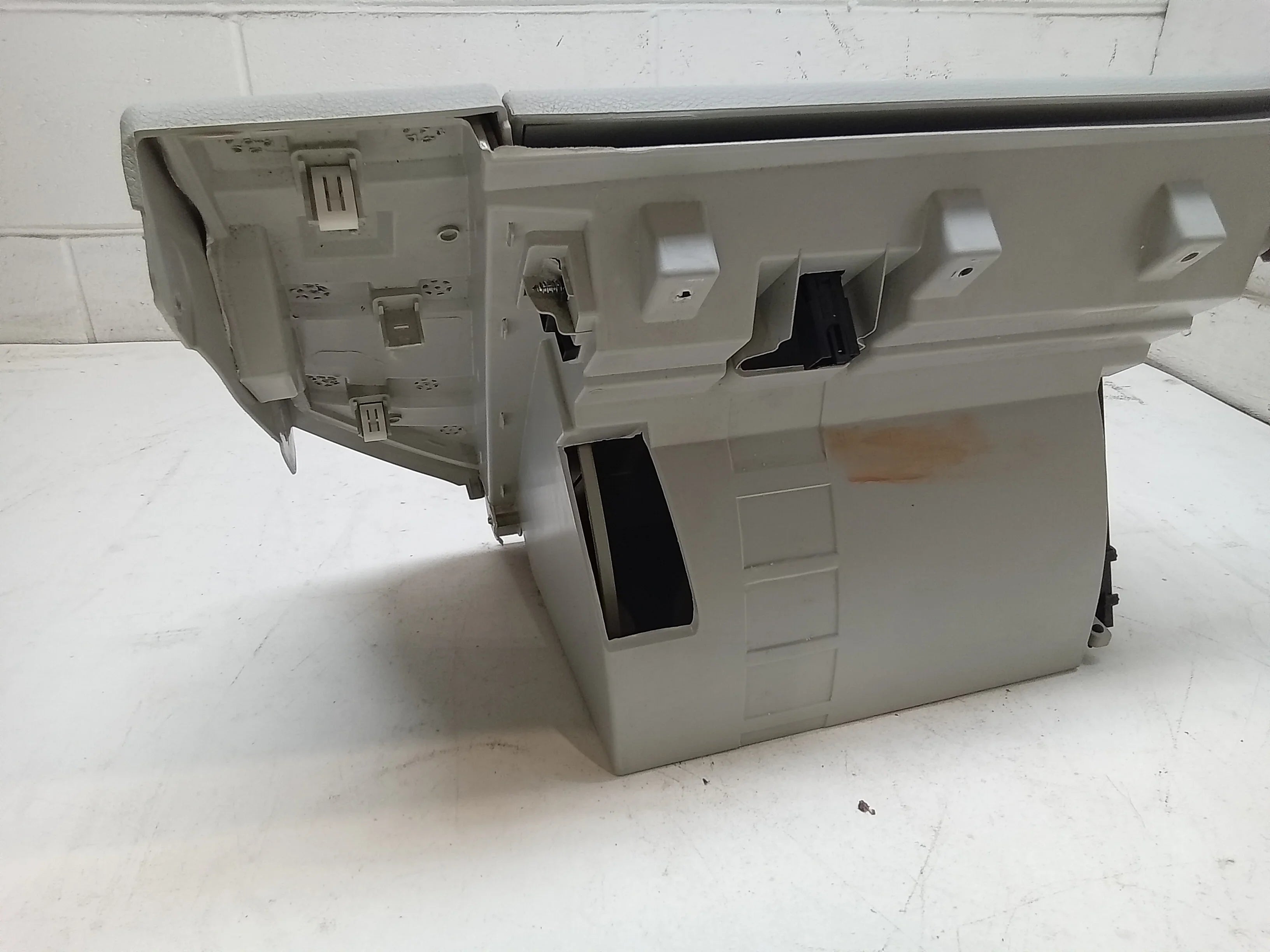 Pre-Owned 17 Jeep Renegade Glove Box OEM (Good)