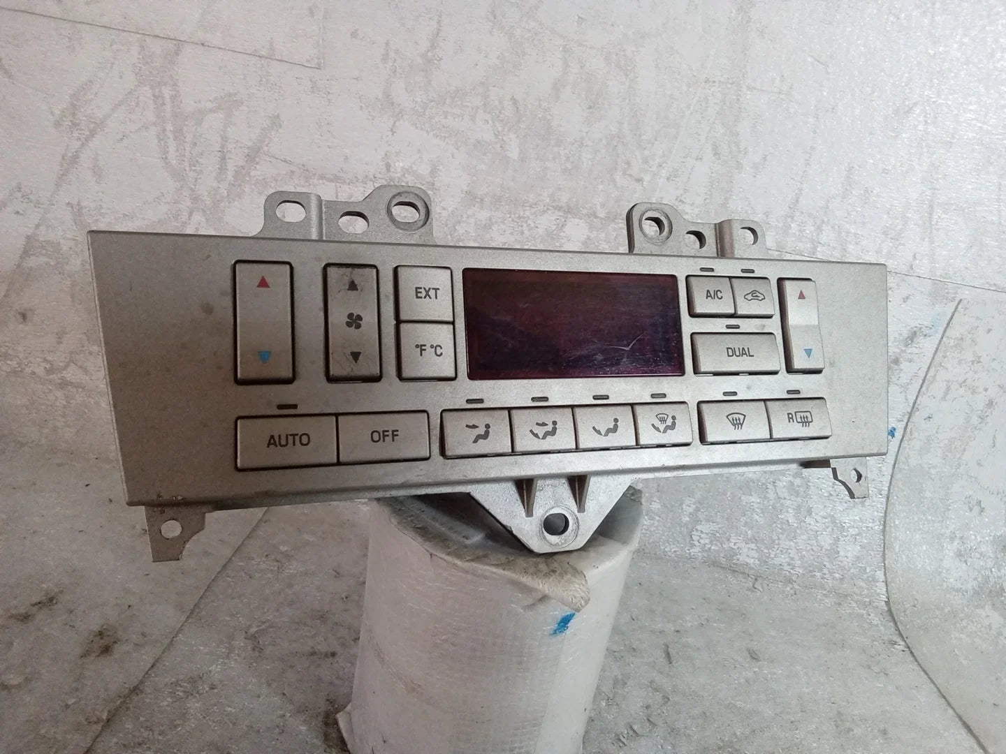 Pre-Owned 2004 Lincoln Aviator Front Main Console Automatic Temperature Control OEM LKQ (Good)